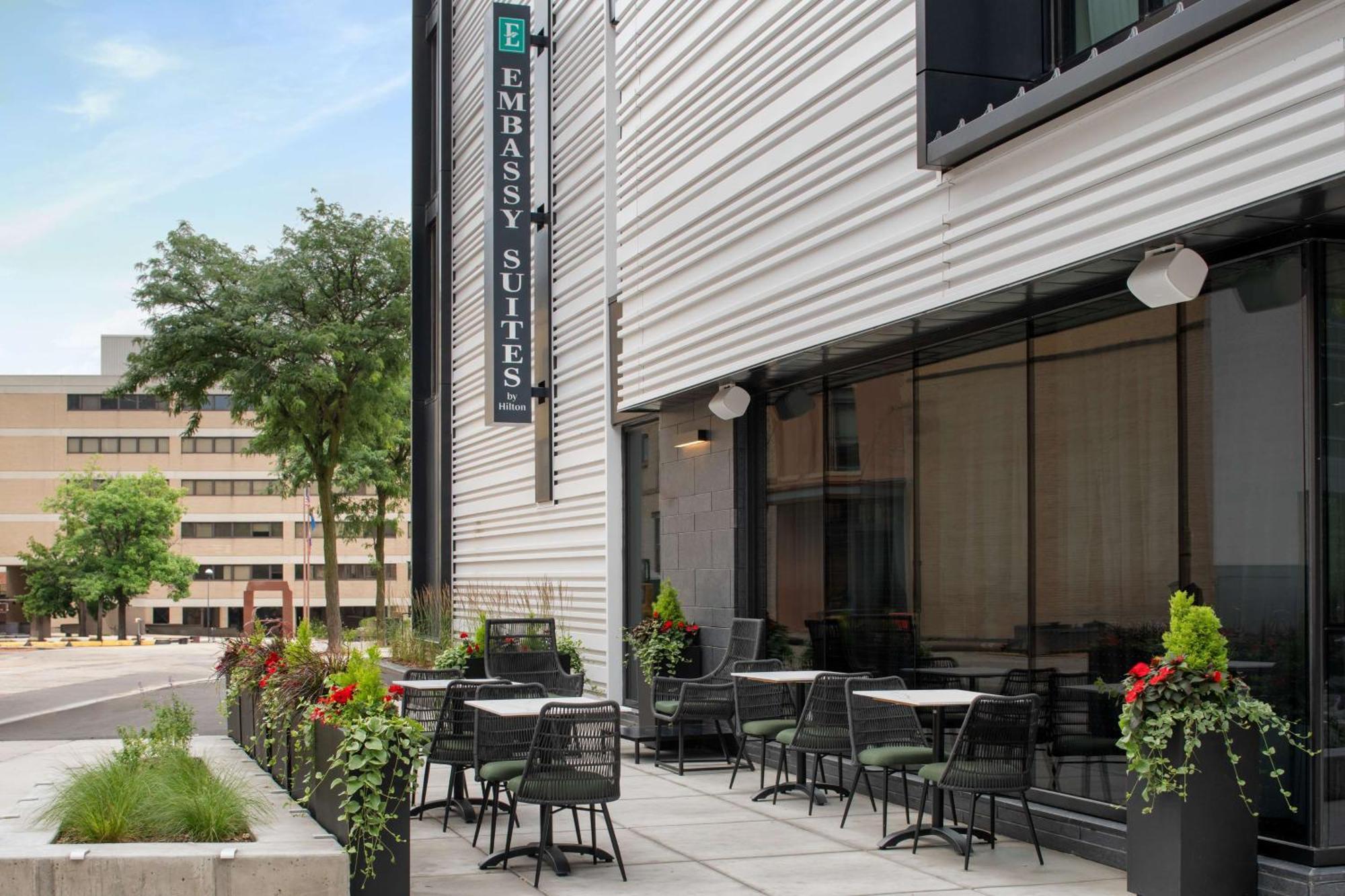 Embassy Suites By Hilton Madison Downtown Exterior foto